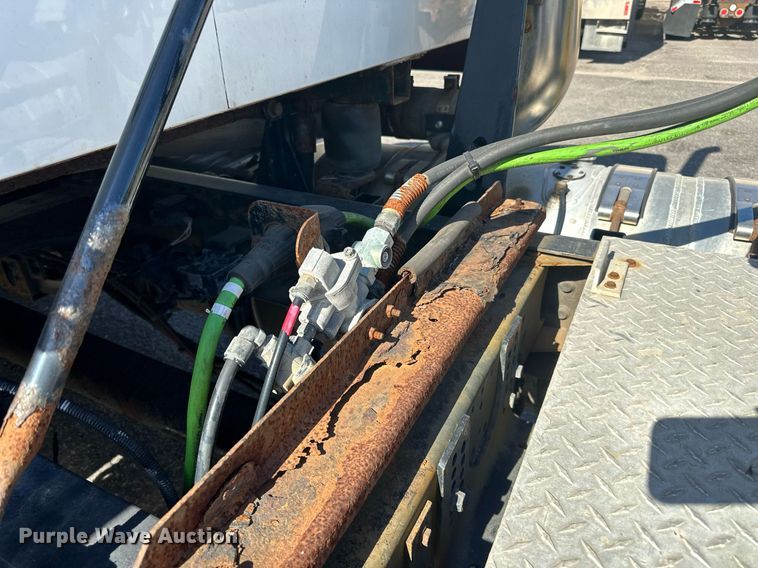 image for item LR9514 2014 Mack CXU613 semi truck