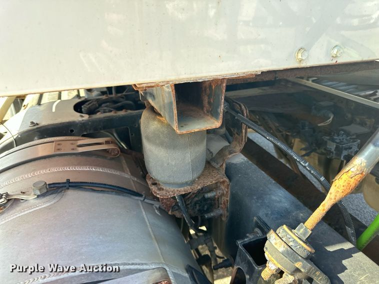 image for item LR9514 2014 Mack CXU613 semi truck