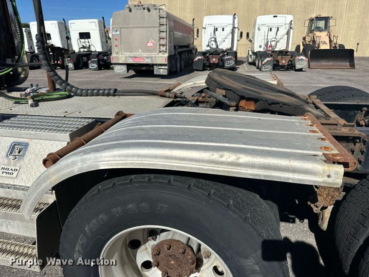 image for item LR9514 2014 Mack CXU613 semi truck