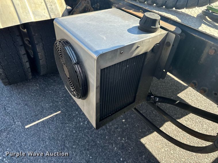 image for item LR9514 2014 Mack CXU613 semi truck