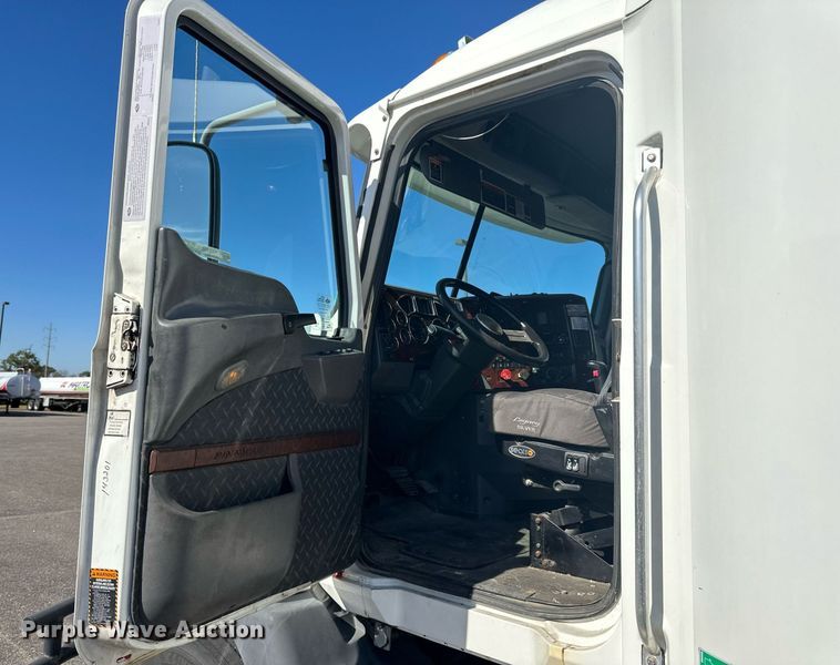 image for item LR9514 2014 Mack CXU613 semi truck