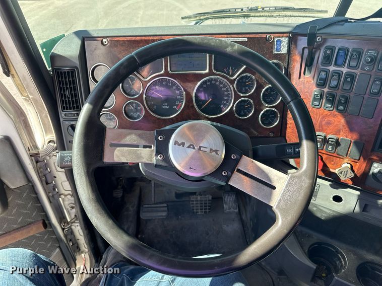 image for item LR9514 2014 Mack CXU613 semi truck