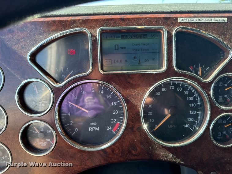 image for item LR9514 2014 Mack CXU613 semi truck