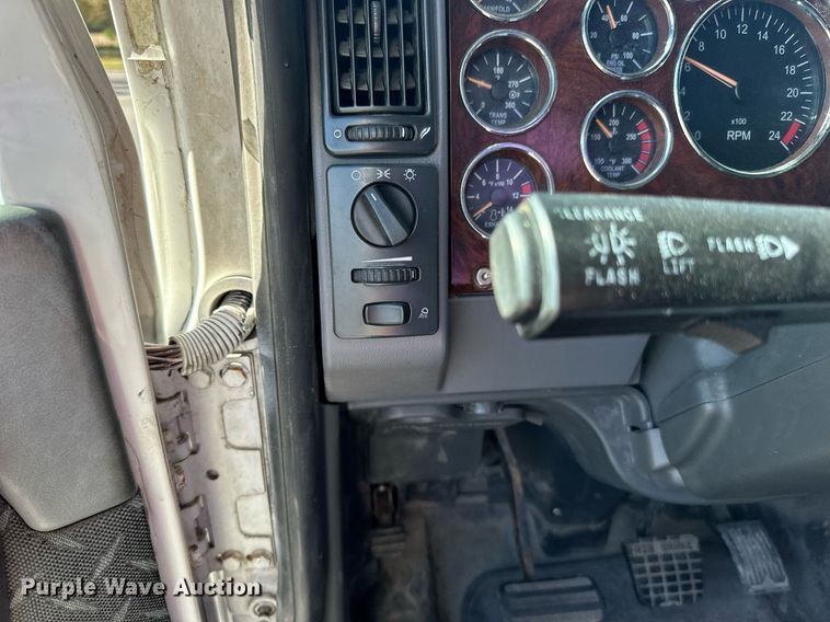 image for item LR9514 2014 Mack CXU613 semi truck