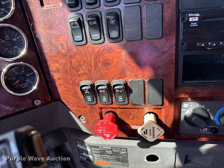 image for item LR9514 2014 Mack CXU613 semi truck