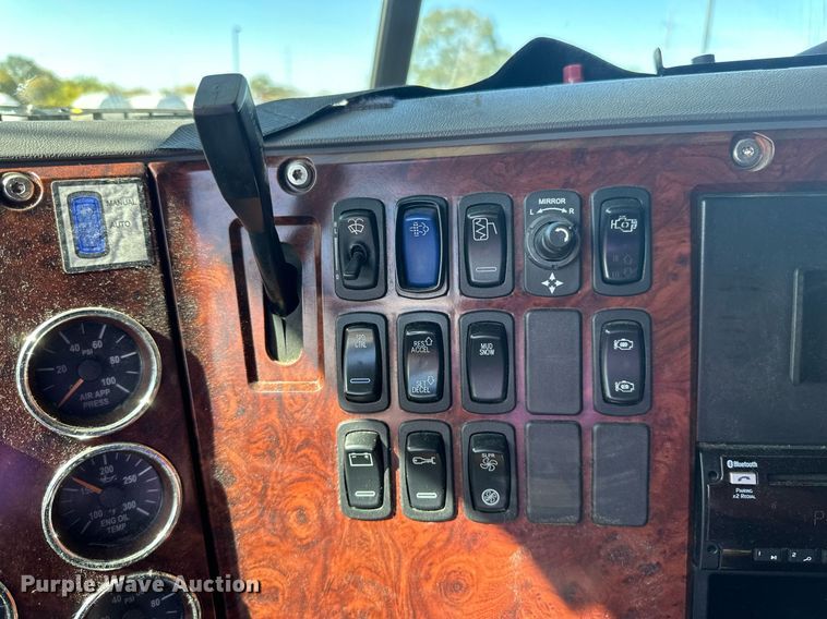 image for item LR9514 2014 Mack CXU613 semi truck