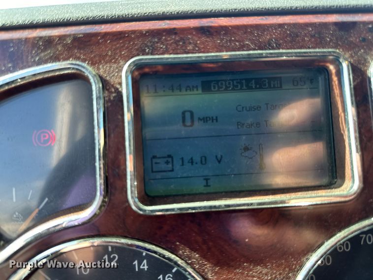 image for item LR9514 2014 Mack CXU613 semi truck