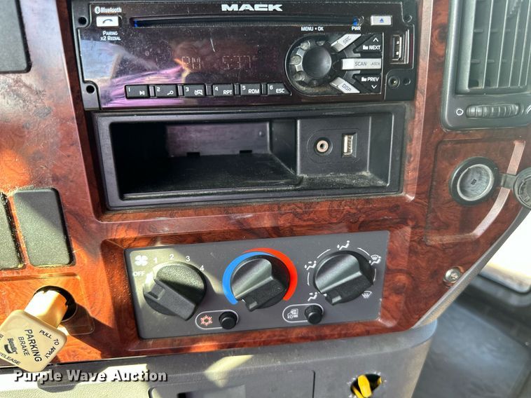 image for item LR9514 2014 Mack CXU613 semi truck