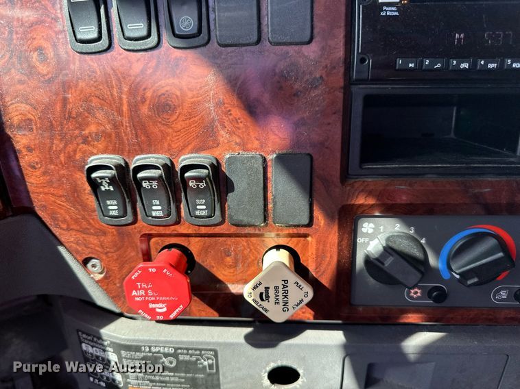 image for item LR9514 2014 Mack CXU613 semi truck