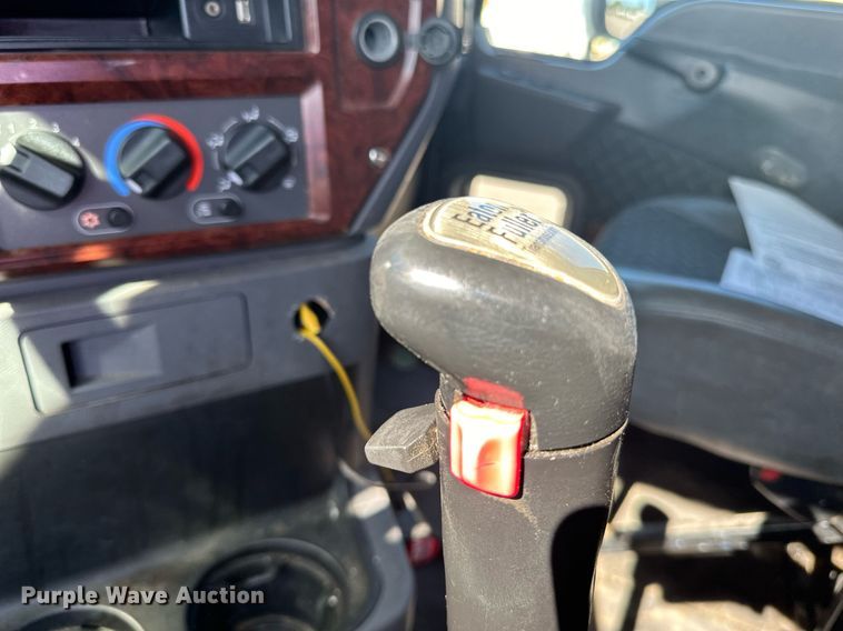 image for item LR9514 2014 Mack CXU613 semi truck