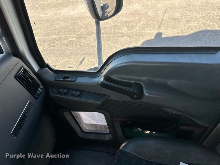 image for item LR9514 2014 Mack CXU613 semi truck