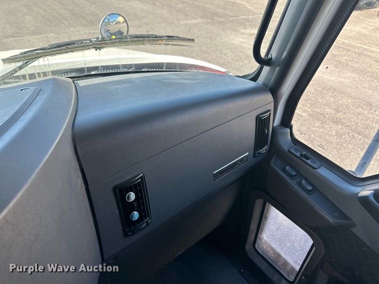 image for item LR9514 2014 Mack CXU613 semi truck