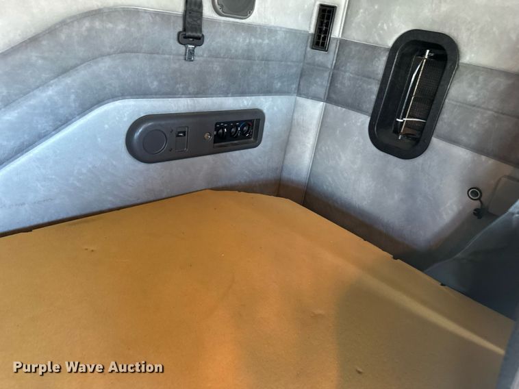 image for item LR9514 2014 Mack CXU613 semi truck