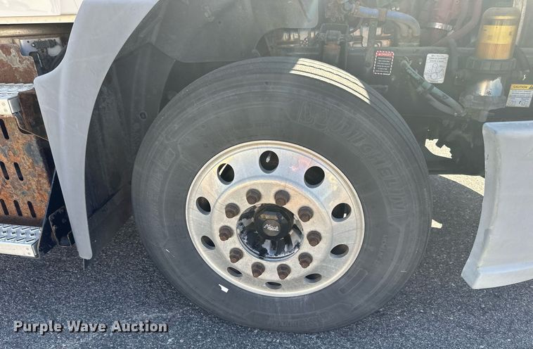 image for item LR9514 2014 Mack CXU613 semi truck