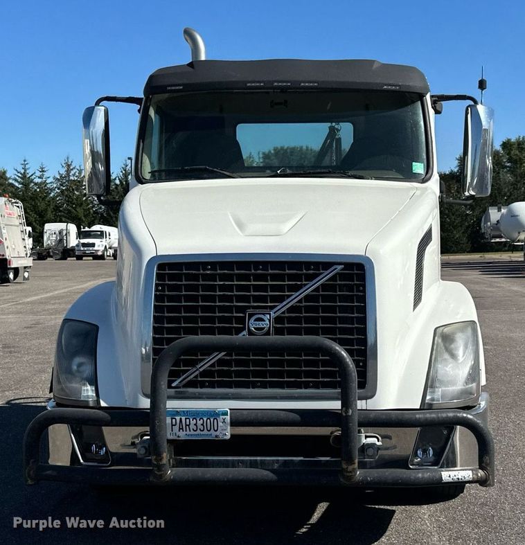 2013 Volvo VNL semi truck in Rosemount, MN Item LR9515 for sale