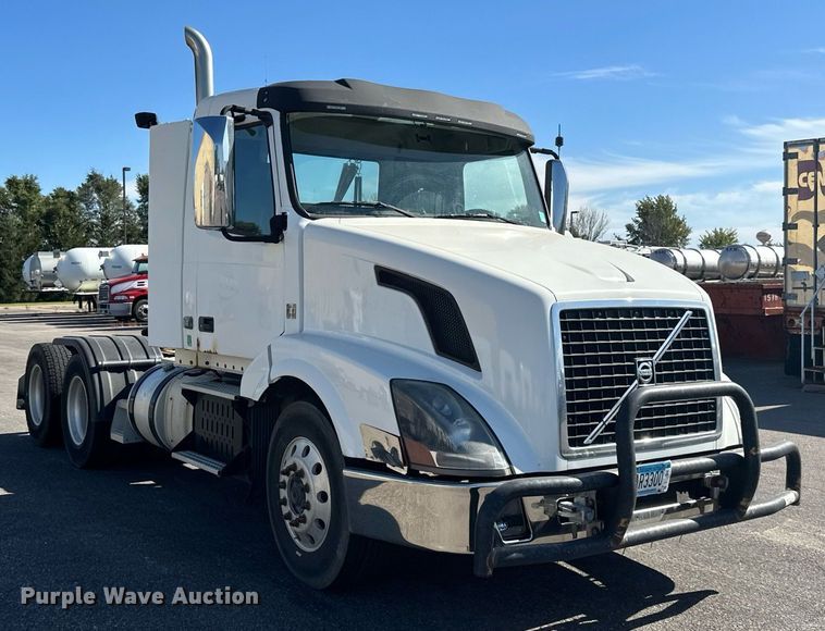 image for item LR9515 2013 Volvo VNL semi truck