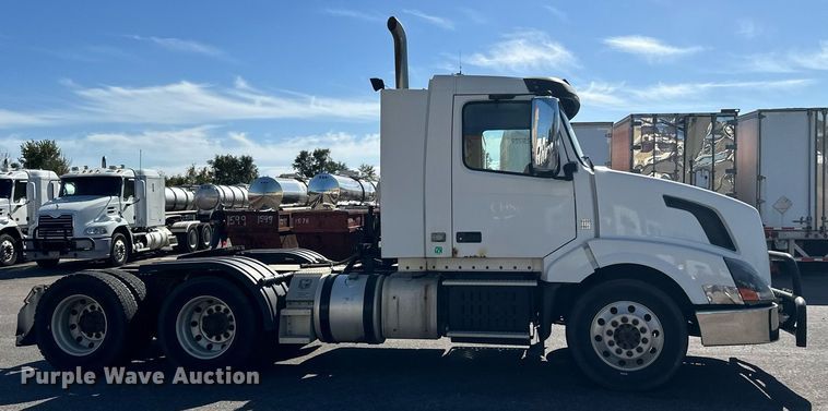 image for item LR9515 2013 Volvo VNL semi truck