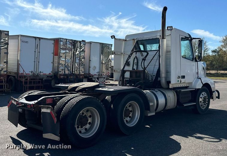 image for item LR9515 2013 Volvo VNL semi truck