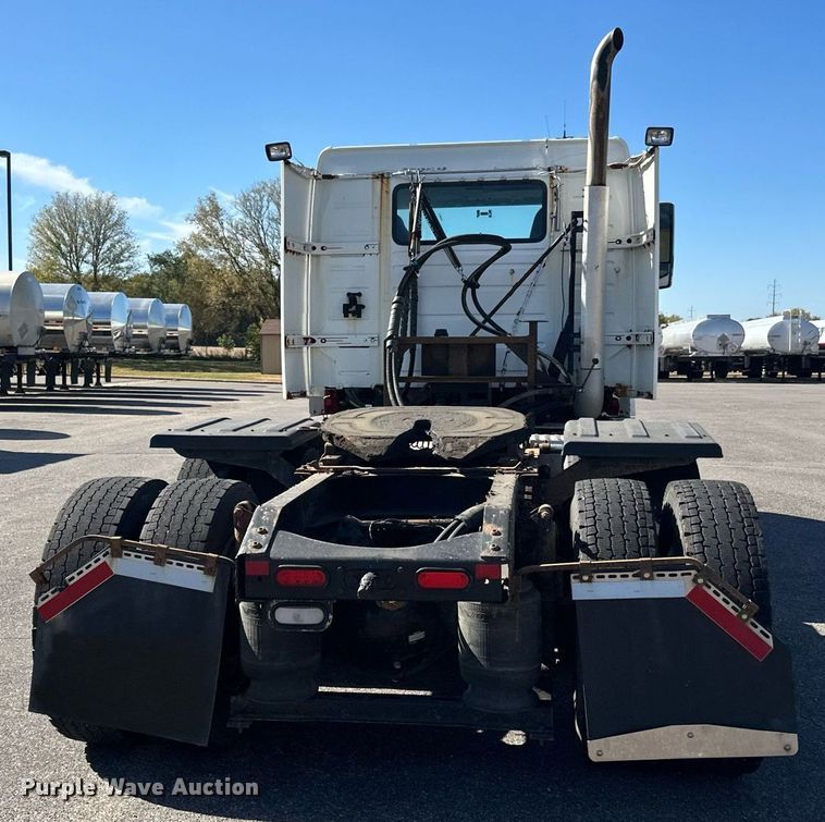 image for item LR9515 2013 Volvo VNL semi truck