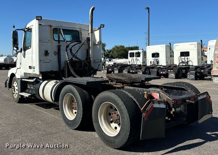 image for item LR9515 2013 Volvo VNL semi truck