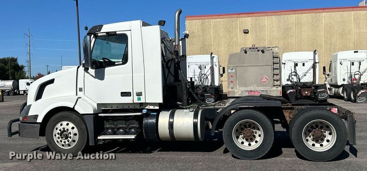 image for item LR9515 2013 Volvo VNL semi truck