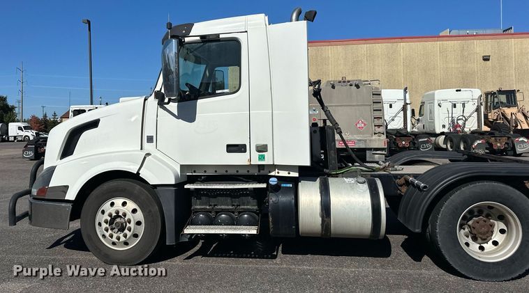 image for item LR9515 2013 Volvo VNL semi truck
