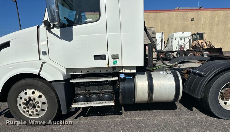 image for item LR9515 2013 Volvo VNL semi truck