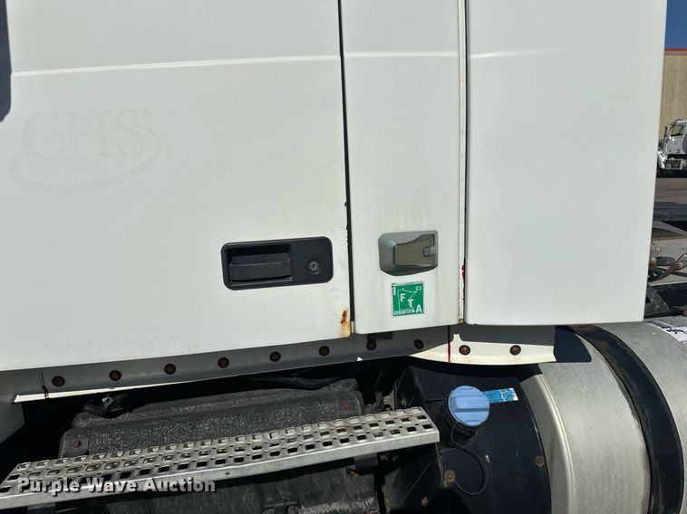 image for item LR9515 2013 Volvo VNL semi truck