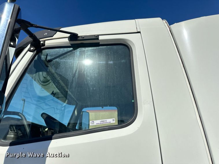 image for item LR9515 2013 Volvo VNL semi truck