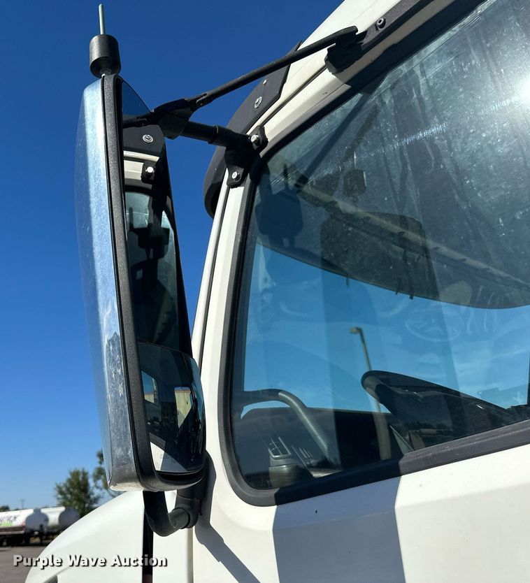 image for item LR9515 2013 Volvo VNL semi truck