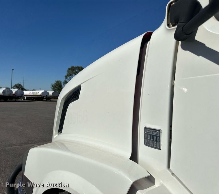 image for item LR9515 2013 Volvo VNL semi truck