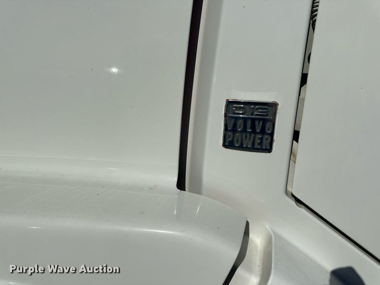 image for item LR9515 2013 Volvo VNL semi truck