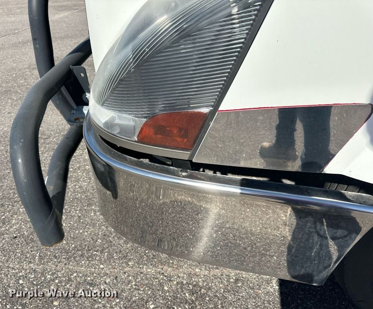 image for item LR9515 2013 Volvo VNL semi truck