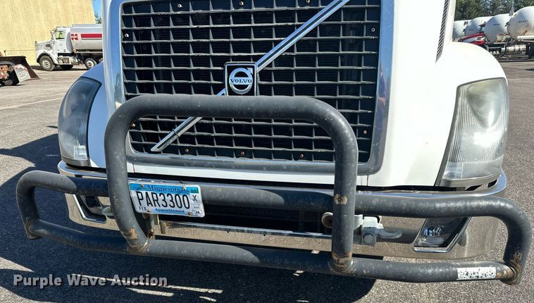 image for item LR9515 2013 Volvo VNL semi truck