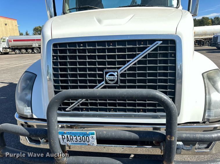 image for item LR9515 2013 Volvo VNL semi truck