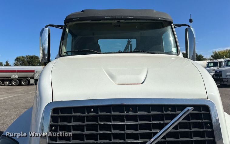 image for item LR9515 2013 Volvo VNL semi truck