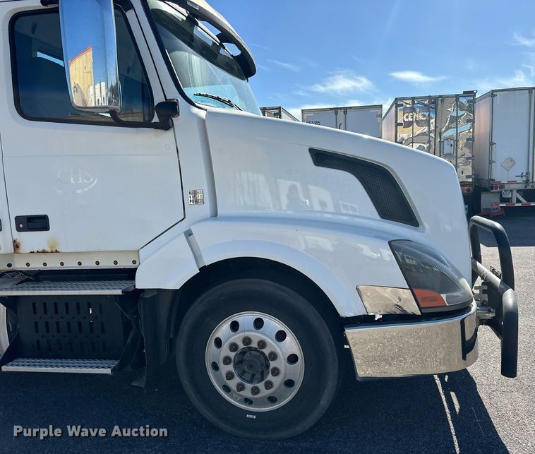 image for item LR9515 2013 Volvo VNL semi truck
