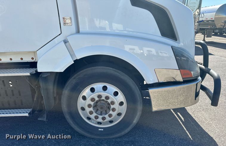image for item LR9515 2013 Volvo VNL semi truck