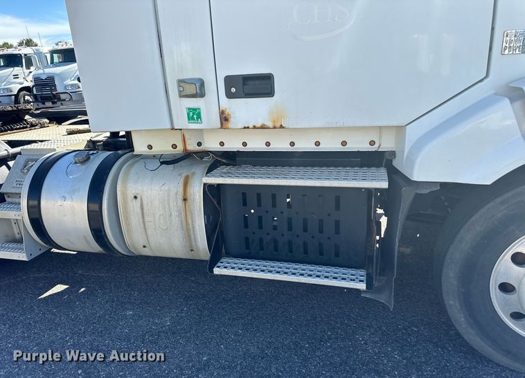 image for item LR9515 2013 Volvo VNL semi truck