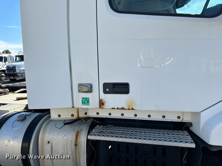 image for item LR9515 2013 Volvo VNL semi truck