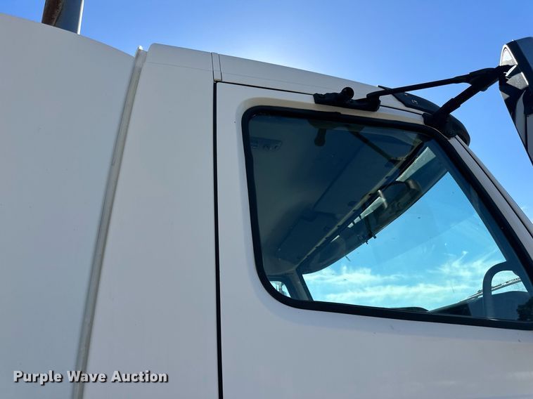 image for item LR9515 2013 Volvo VNL semi truck