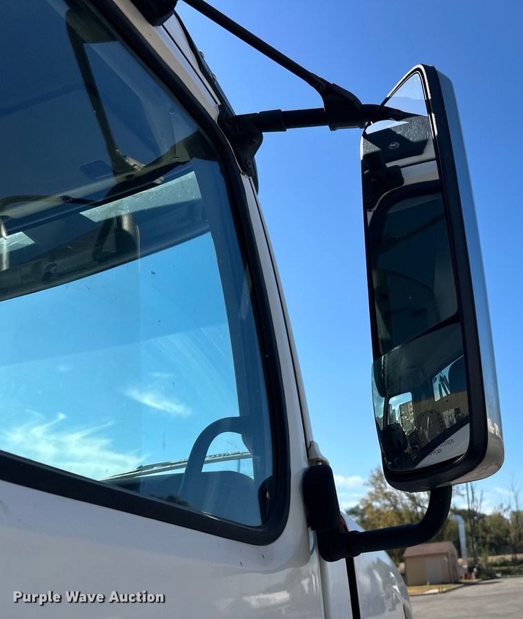 image for item LR9515 2013 Volvo VNL semi truck