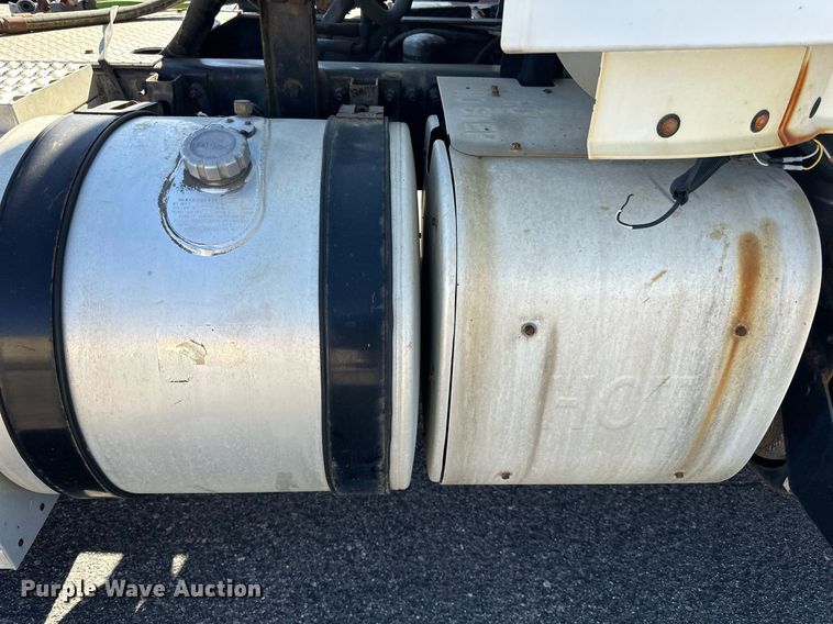 image for item LR9515 2013 Volvo VNL semi truck