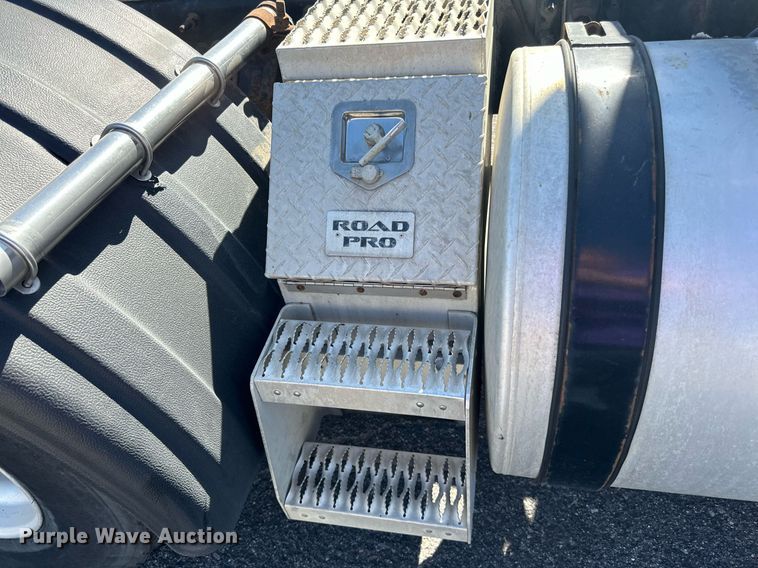 image for item LR9515 2013 Volvo VNL semi truck