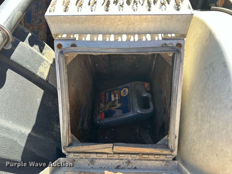 image for item LR9515 2013 Volvo VNL semi truck