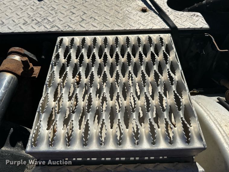 image for item LR9515 2013 Volvo VNL semi truck