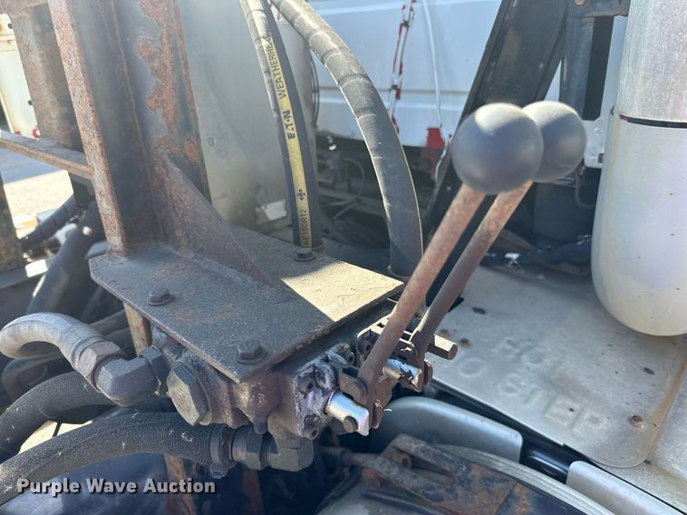 image for item LR9515 2013 Volvo VNL semi truck