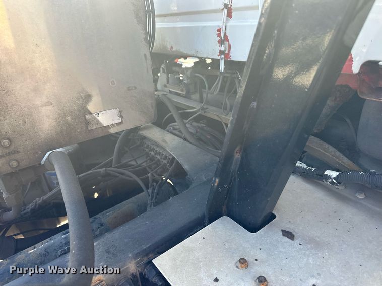 image for item LR9515 2013 Volvo VNL semi truck