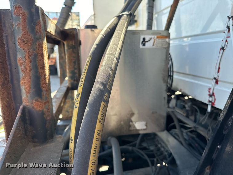 image for item LR9515 2013 Volvo VNL semi truck