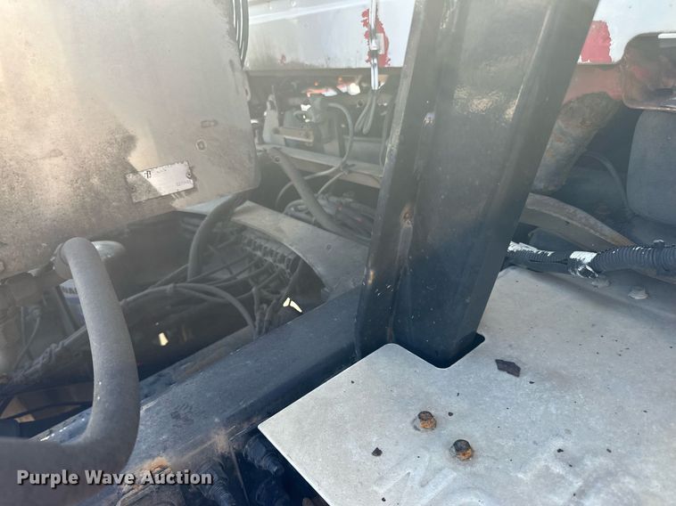 image for item LR9515 2013 Volvo VNL semi truck